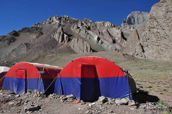 Tendas de expedições em Confluencia, acampamento na metade do caminho para a base do Aconcágua, região de Mendoza, a oeste da Argentina